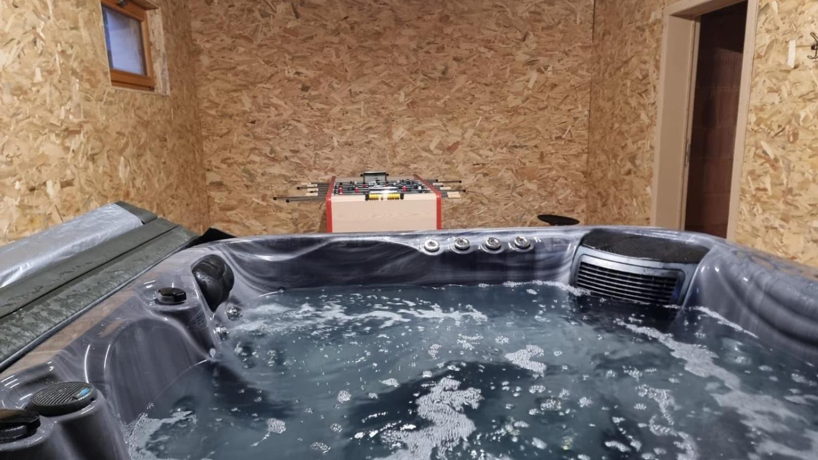 Les Randogodilleurs Avec Jacuzzi A 2kms Des Pistes Et 350m Du Theatre Du Peuple ! Bussang