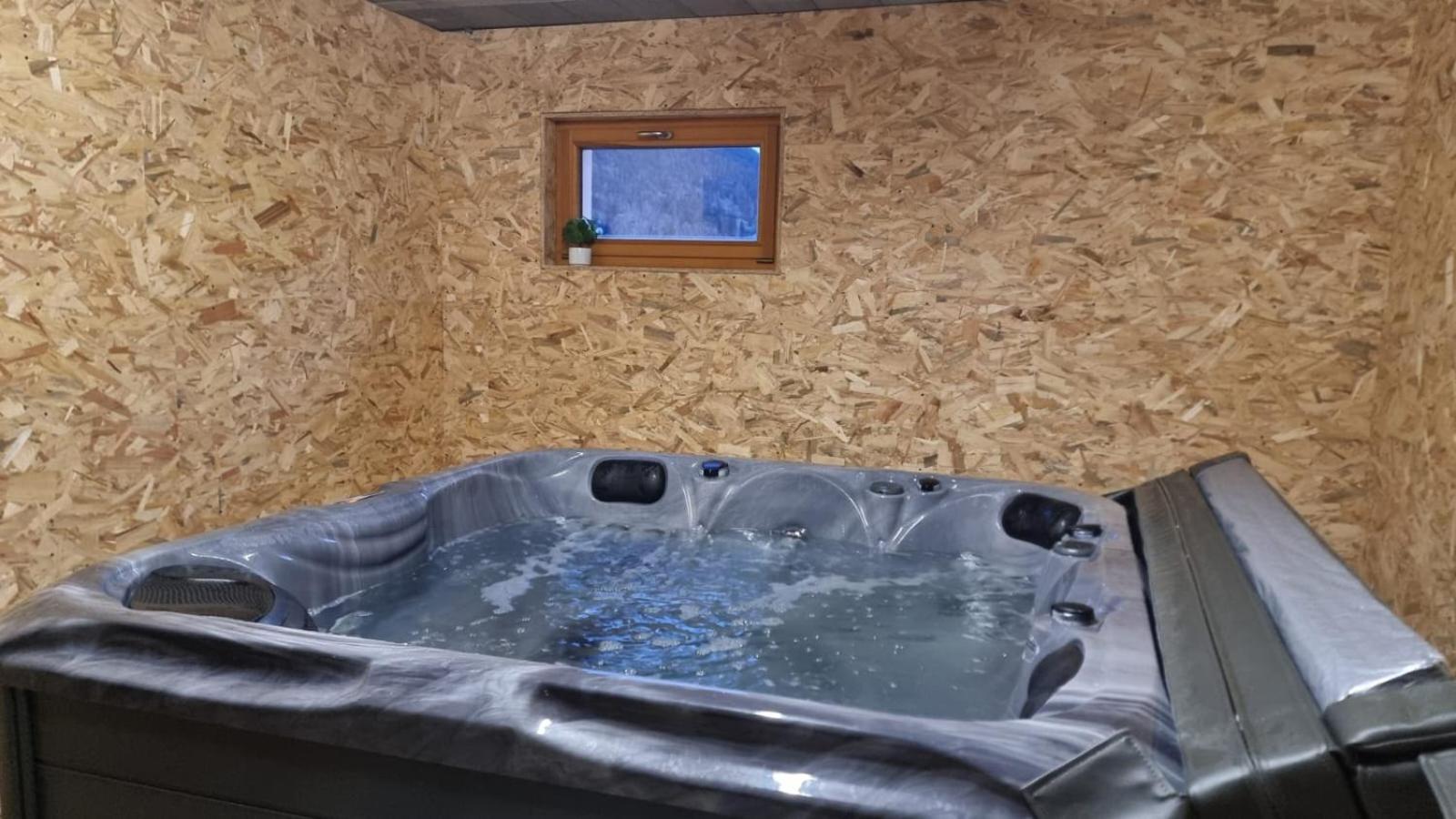 Les Randogodilleurs Avec Jacuzzi A 2kms Des Pistes Et 350m Du Theatre Du Peuple !