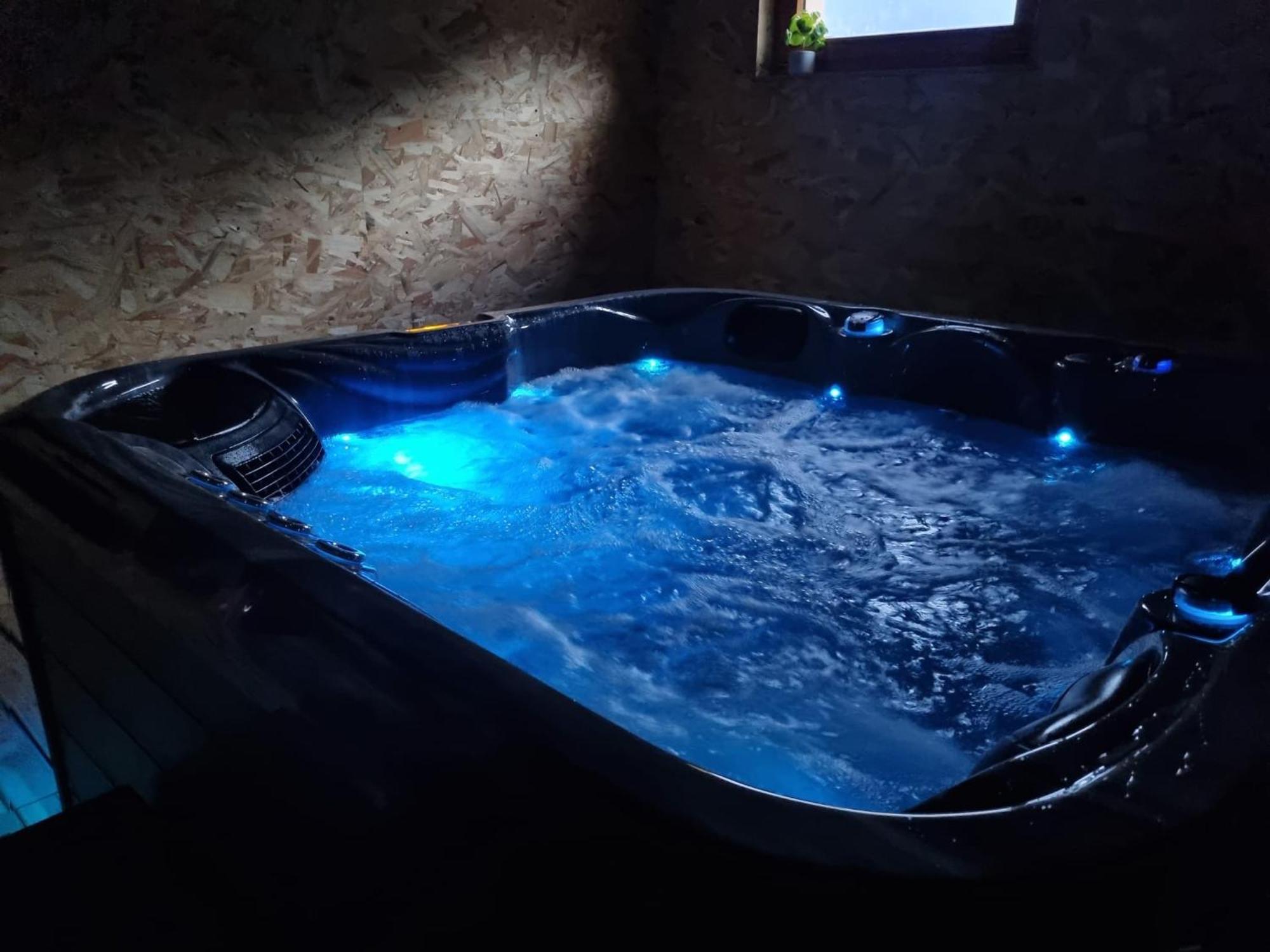 Hébergement de vacances Les Randogodilleurs Avec Jacuzzi A 2kms Des Pistes Et 350m Du Theatre Du Peuple ! *