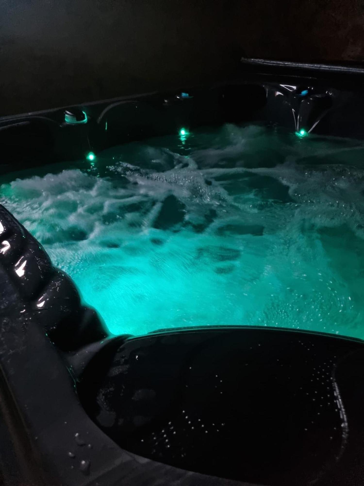 Les Randogodilleurs Avec Jacuzzi A 2kms Des Pistes Et 350m Du Theatre Du Peuple ! Bussang