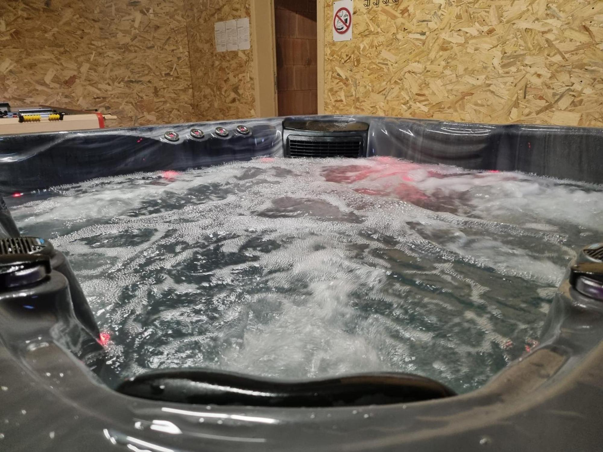 Les Randogodilleurs Avec Jacuzzi A 2kms Des Pistes Et 350m Du Theatre Du Peuple !